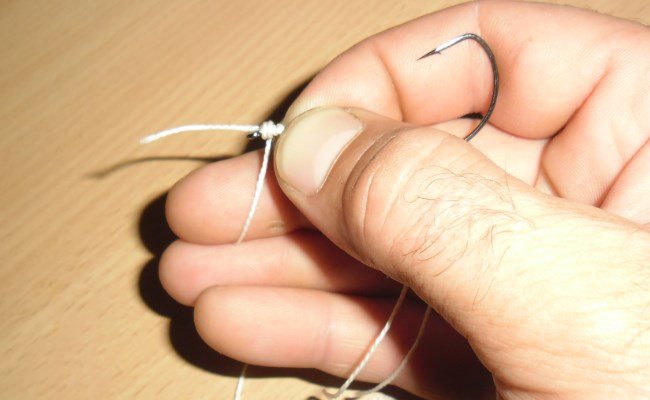 делаем обороты леской вокруг крючка