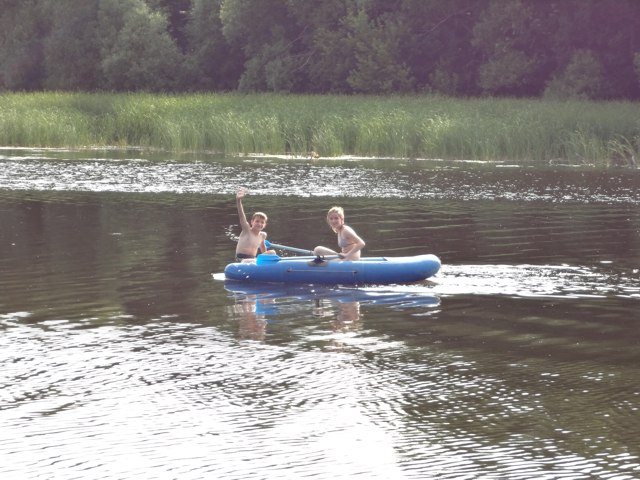 дети катаются на лодке Айгуль