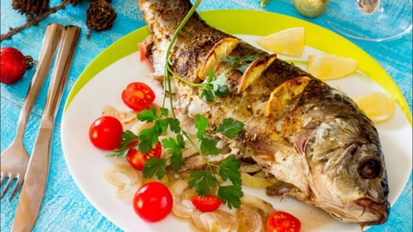 Карп запеченный в фольге в духовке, мультиварке, микроволновке с картошкой, овощами, грибами, гречкой, сметаной