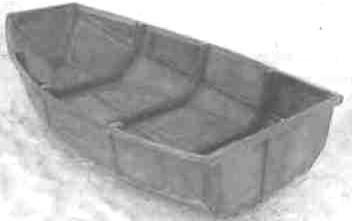 Корпус лодки в собранном состоянии; на кормовою транце выделяются не показанные на чертеже усиленный (вдвое толще) причальный брус и вертикальная подмоторная доска