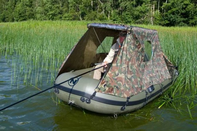 Лодка с тентом на воде