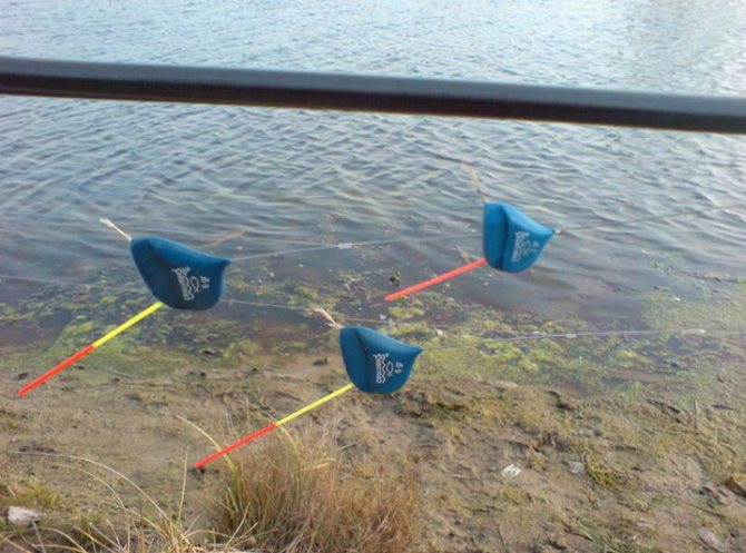 Несколько оснасток с плоским поплавком для ловли на течении