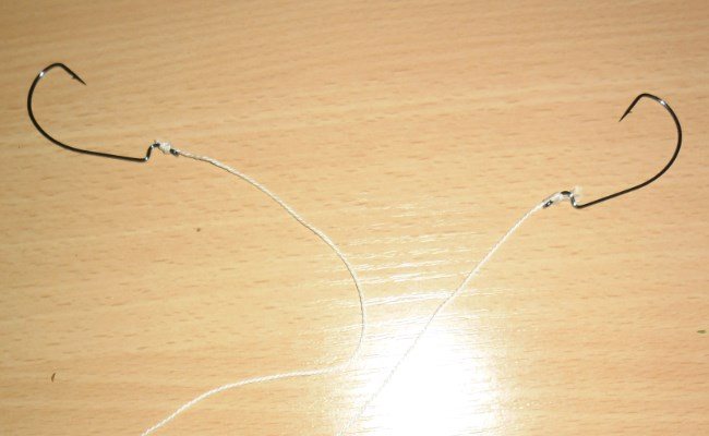 стягиваем узел вокруг второго крючка